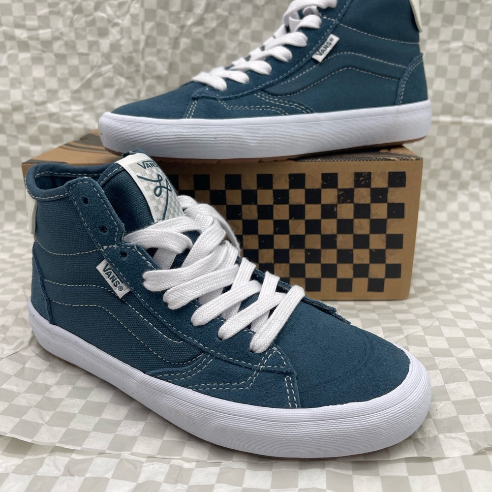 Vans Men’s The Lizzie
Teal Sneakers
VN0A4BX1TEA
High-Tops with White Accents - Picture 13 of 16